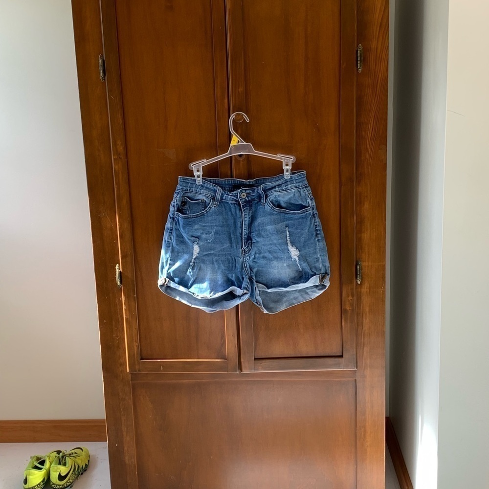 Kancan distressed cut off denim jean shorts size W11 29 3 in inseam